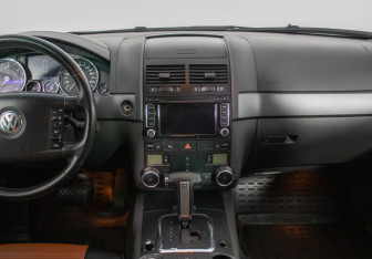 Подержанный автомобиль Volkswagen Touareg 2008 года (14 фото)