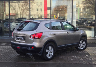 Подержанный автомобиль Nissan Qashqai 2009 года (8 фото)
