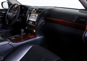 Подержанный автомобиль Lexus LS 2010 года (10 фото)