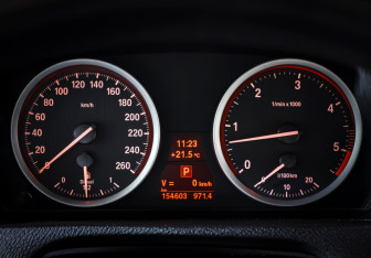 Подержанный автомобиль BMW X6 2013 года (16 фото)