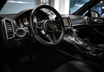 Подержанный автомобиль Porsche Cayenne 2015 года (7 фото)