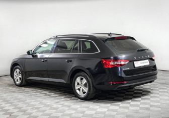 Подержанный автомобиль Skoda Superb Wagon 2020 года (7 фото)