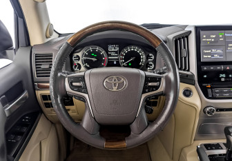 Подержанный автомобиль Toyota Land Cruiser Suv 2016 года (22 фото)