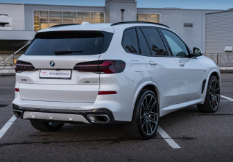 Подержанный автомобиль BMW X5 2023 года (5 фото)