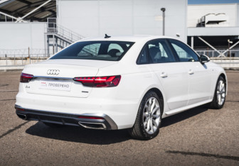 Подержанный автомобиль Audi A4 Sedan 2020 года (5 фото)