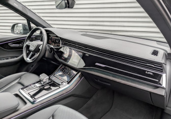 Подержанный автомобиль Audi Q7 2023 года (11 фото)
