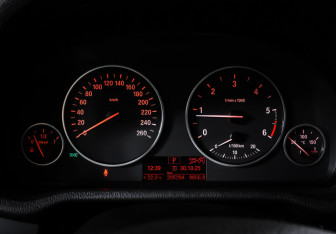 Подержанный автомобиль BMW X3 2013 года (16 фото)