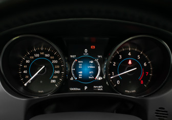 Подержанный автомобиль Jaguar XE 2016 года (12 фото)