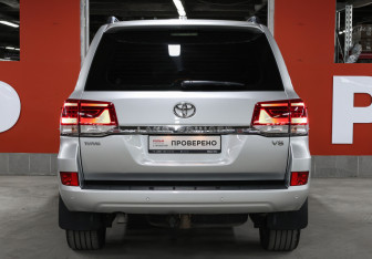 Подержанный автомобиль Toyota Land Cruiser Suv 2017 года (6 фото)