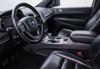 Подержанный автомобиль Jeep Grand Cherokee 2020 года (10 фото)