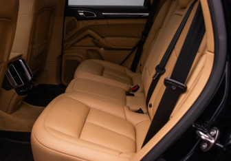 Подержанный автомобиль Porsche Cayenne 2015 года (11 фото)