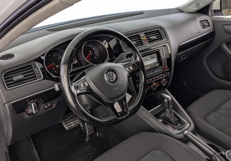 Подержанный автомобиль Volkswagen Jetta Sedan 2017 года (15 фото)