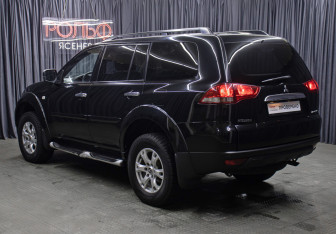 Подержанный автомобиль Mitsubishi Pajero Sport 2014 года (7 фото)