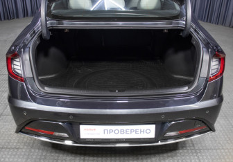 Подержанный автомобиль Hyundai Sonata 2022 года (10 фото)