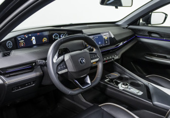 Подержанный автомобиль Changan UNI-V 2024 года (11 фото)