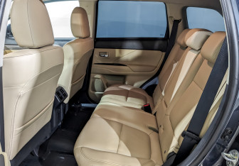 Подержанный автомобиль Mitsubishi Outlander 2020 года (12 фото)