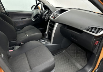 Подержанный автомобиль Peugeot 207 Hatchback 2008 года (13 фото)