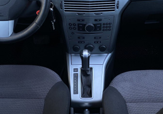 Подержанный автомобиль Opel Astra Sedan 2012 года (12 фото)