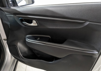 Подержанный автомобиль Kia Rio Hatchback 2021 года (23 фото)