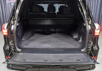 Подержанный автомобиль Lexus LX 2017 года (10 фото)