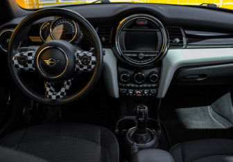 Подержанный автомобиль MINI Hatch 2019 года (8 фото)