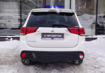 Подержанный автомобиль Mitsubishi Outlander 2021 года (7 фото)