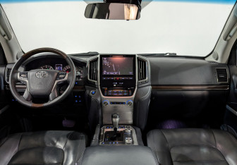 Подержанный автомобиль Toyota Land Cruiser Suv 2016 года (23 фото)