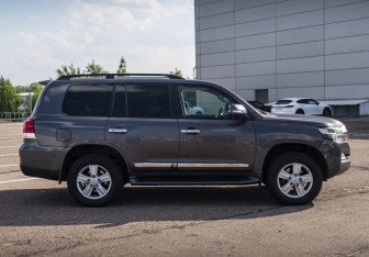 Подержанный автомобиль Toyota Land Cruiser Suv 2012 года (4 фото)