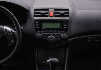 Подержанный автомобиль Honda Accord Sedan 2005 года (14 фото)