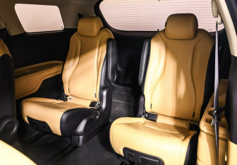 Подержанный автомобиль Kia Carnival 2020 года (14 фото)