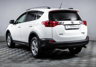 Подержанный автомобиль Toyota RAV4 2014 года (7 фото)