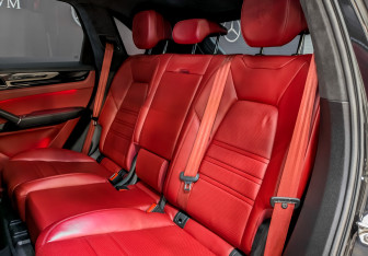 Подержанный автомобиль Porsche Cayenne 2020 года (12 фото)