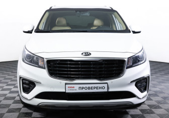 Подержанный автомобиль Kia Carnival 2020 года (2 фото)