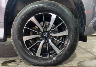 Подержанный автомобиль Mitsubishi Pajero Sport 2017 года (21 фото)