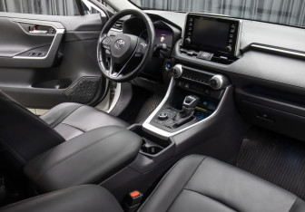 Подержанный автомобиль Toyota RAV4 2019 года (13 фото)