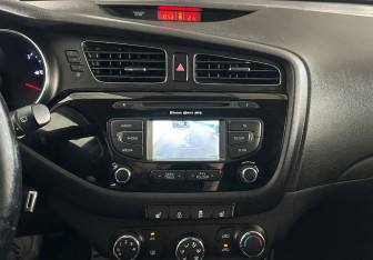 Подержанный автомобиль Kia Ceed Wagon 2014 года (14 фото)