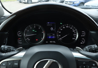 Подержанный автомобиль Lexus LX 2016 года (11 фото)