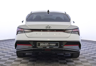 Подержанный автомобиль Hyundai Elantra Sedan 2023 года (6 фото)