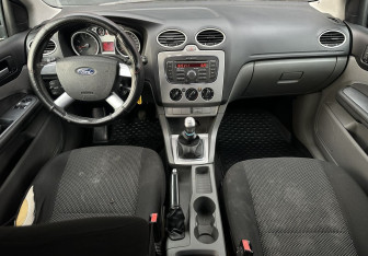 Подержанный автомобиль Ford Focus Sedan 2011 года (11 фото)