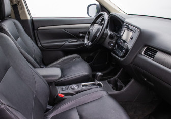 Подержанный автомобиль Mitsubishi Outlander 2015 года (9 фото)