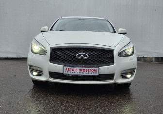 Подержанный автомобиль Infiniti Q70 2015 года (2 фото)