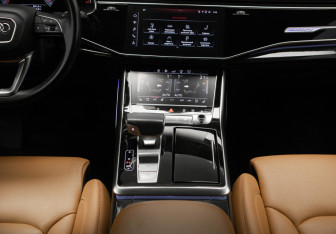 Подержанный автомобиль Audi Q8 2019 года (20 фото)