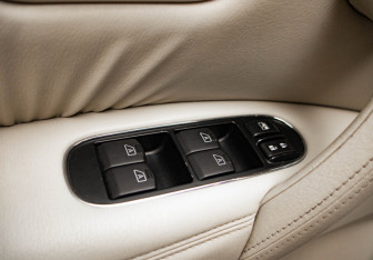 Подержанный автомобиль Infiniti QX56 2012 года (14 фото)