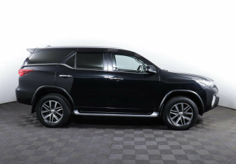 Подержанный автомобиль Toyota Fortuner 2017 года (4 фото)