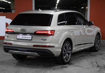 Подержанный автомобиль Audi Q7 2021 года (5 фото)