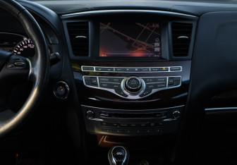 Подержанный автомобиль Infiniti QX60 2017 года (15 фото)