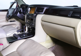 Подержанный автомобиль Lexus LX 2011 года (17 фото)