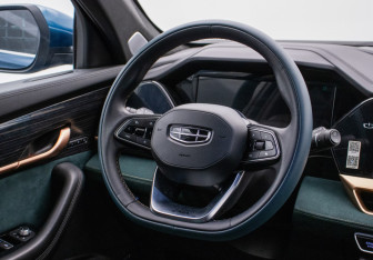 Подержанный автомобиль Geely Monjaro 2023 года (15 фото)