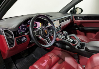 Подержанный автомобиль Porsche Cayenne 2018 года (30 фото)