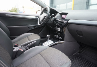 Подержанный автомобиль Opel Astra Hatchback 2008 года (11 фото)